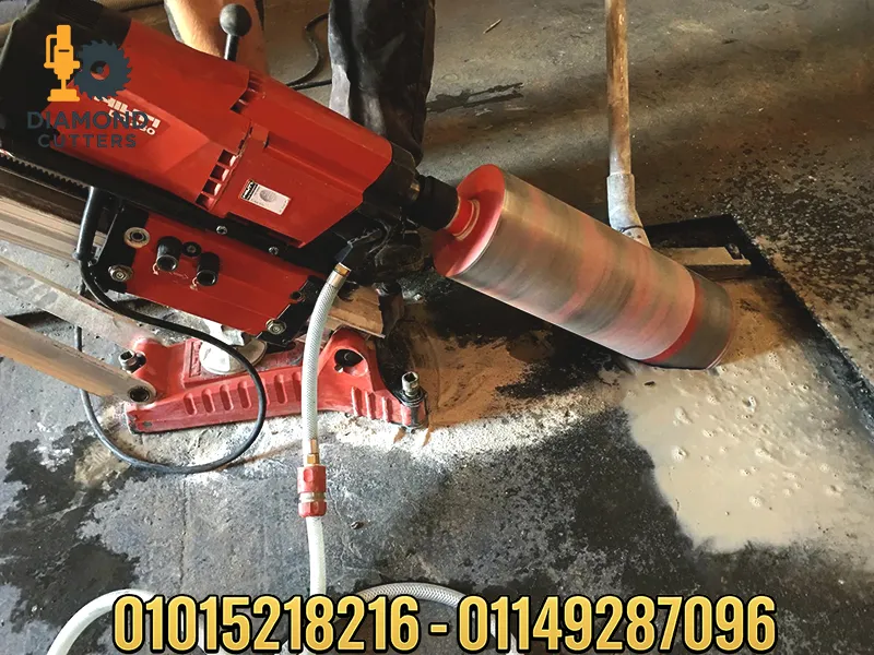 فني يقوم بعملية تخريم الخرسانة بالكور دريل بدقة